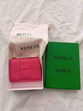 NWT Bottega Veneta Dark Pink Intrecciato Leather Zip Walle